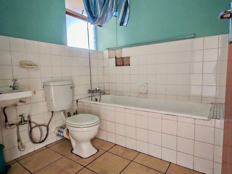 SUNNY 2 BED APARTMENT - Photo 10