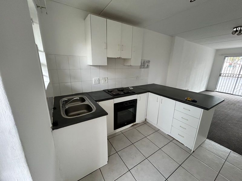 PAROW, Clarendon Square - 2 Bedroom apartment with allocated parking bay for rent - Photo 1