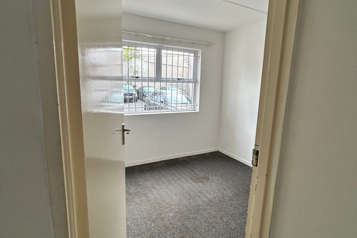 PAROW, Clarendon Square - 2 Bedroom apartment with allocated parking bay for rent - Photo 5