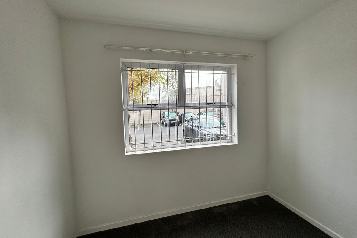 PAROW, Clarendon Square - 2 Bedroom apartment with allocated parking bay for rent - Photo 4