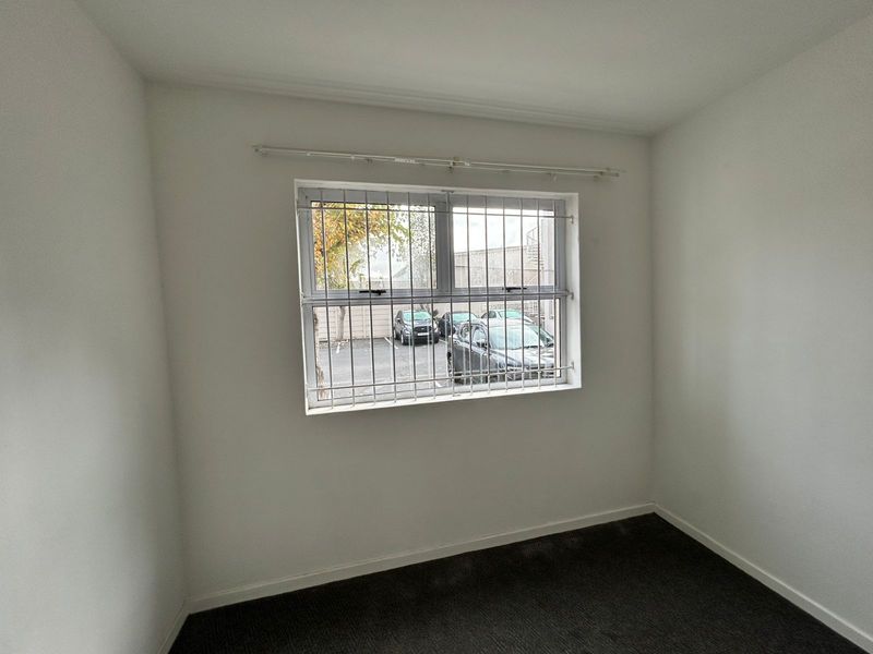 PAROW, Clarendon Square - 2 Bedroom apartment with allocated parking bay for rent - Photo 4