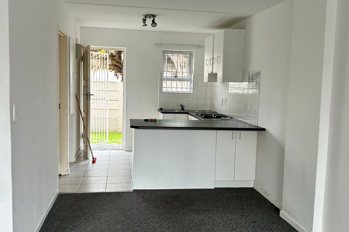 PAROW, Clarendon Square - 2 Bedroom apartment with allocated parking bay for rent - Photo 3
