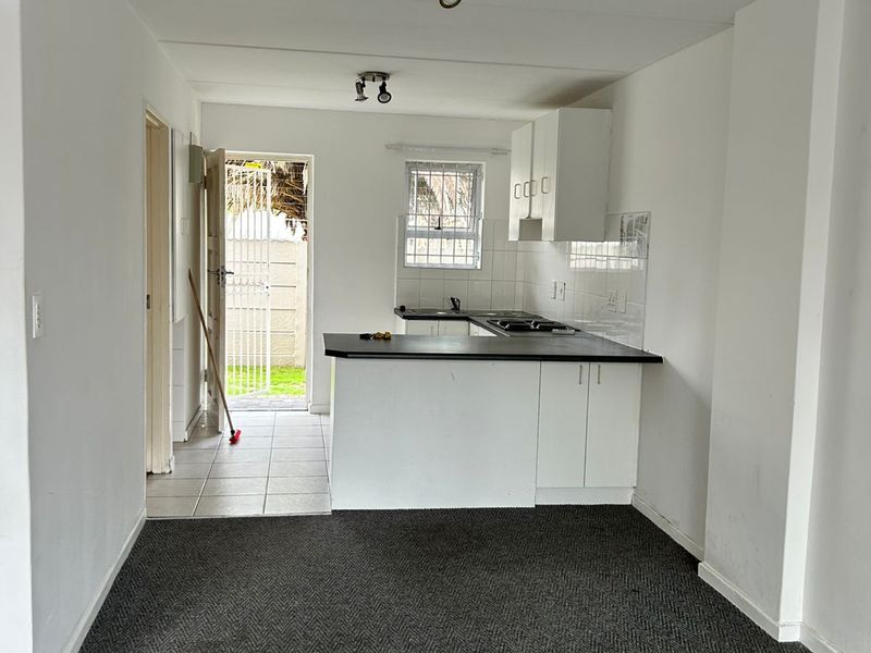 PAROW, Clarendon Square - 2 Bedroom apartment with allocated parking bay for rent - Photo 3