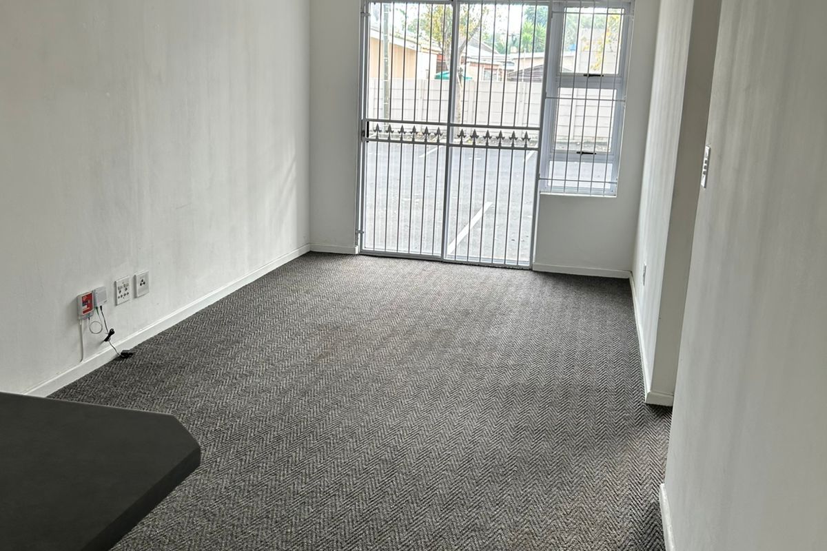 PAROW, Clarendon Square - 2 Bedroom apartment with allocated parking bay for rent - Photo 2