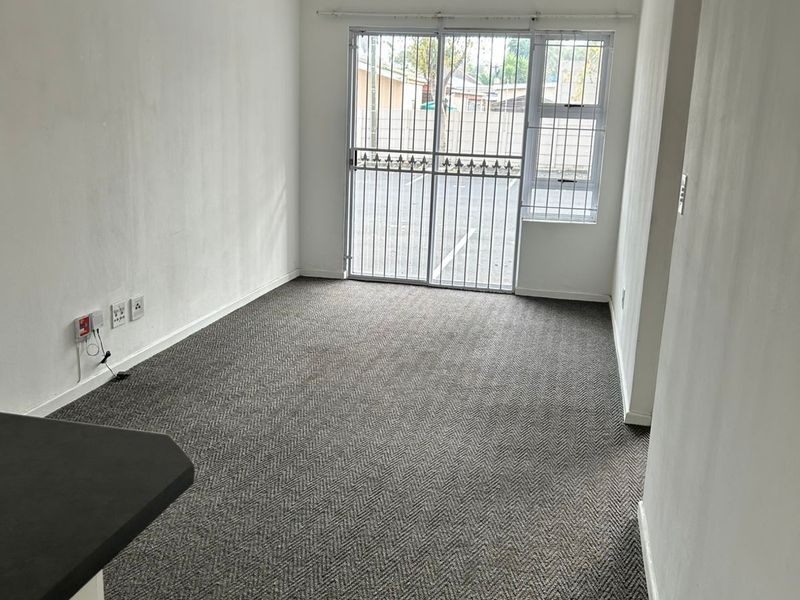 PAROW, Clarendon Square - 2 Bedroom apartment with allocated parking bay for rent - Photo 2