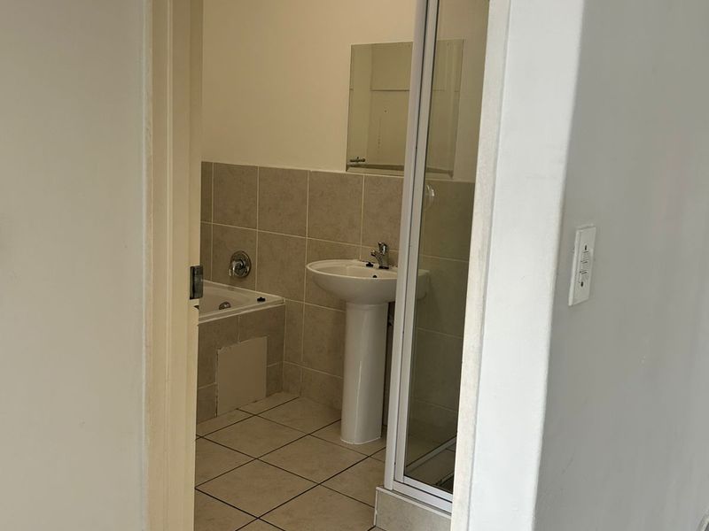 PAROW, Clarendon Square - 2 Bedroom apartment with allocated parking bay for rent - Photo 9