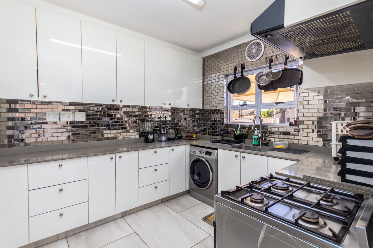 Beautifully Renovated 4-Bedroom Family Home with Pool, Security & Exceptional Outdoor Living - Photo 5