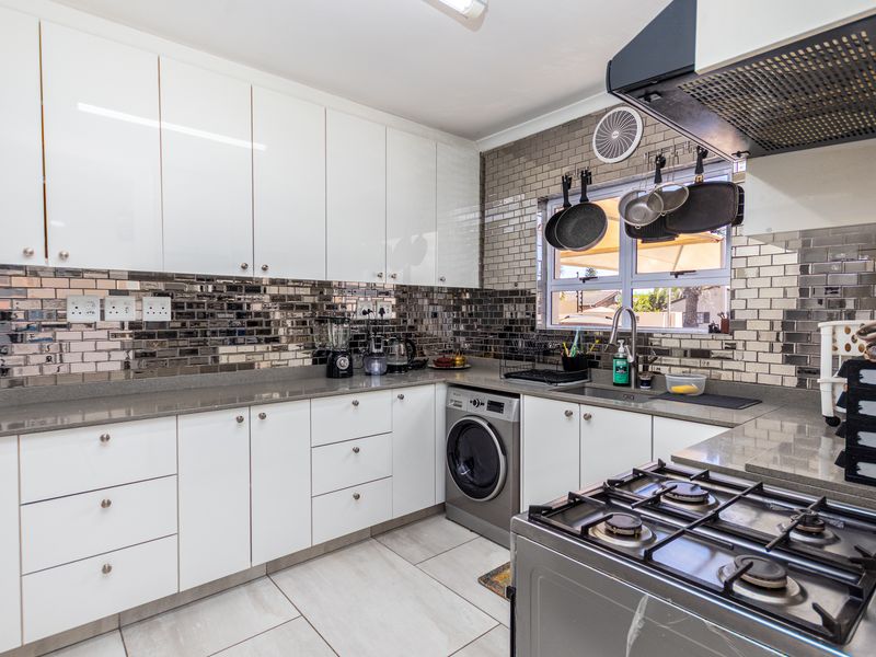 Beautifully Renovated 4-Bedroom Family Home with Pool, Security & Exceptional Outdoor Living - Photo 5