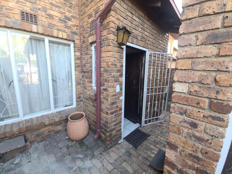 Pet-Friendly Duplex To Let – 3 Bedrooms | 2.5 Bathrooms | Private Garden - Photo 1