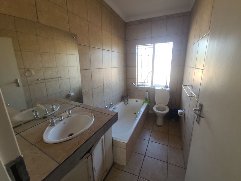 Pet-Friendly Duplex To Let – 3 Bedrooms | 2.5 Bathrooms | Private Garden - Photo 8