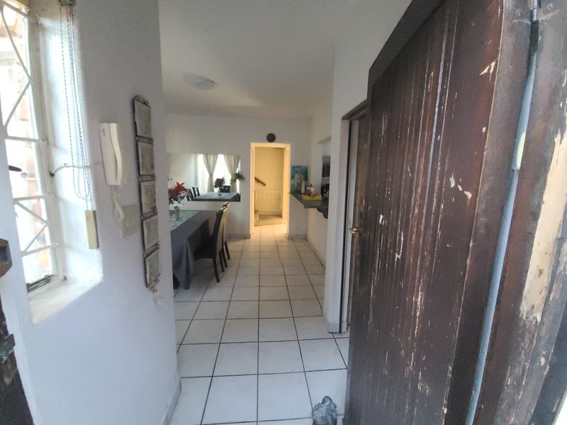 Pet-Friendly Duplex To Let – 3 Bedrooms | 2.5 Bathrooms | Private Garden - Photo 2