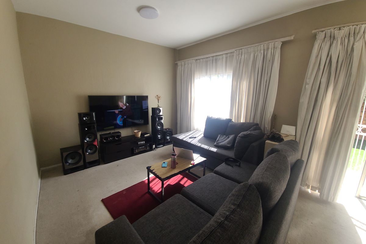 Pet-Friendly Duplex To Let – 3 Bedrooms | 2.5 Bathrooms | Private Garden - Photo 5