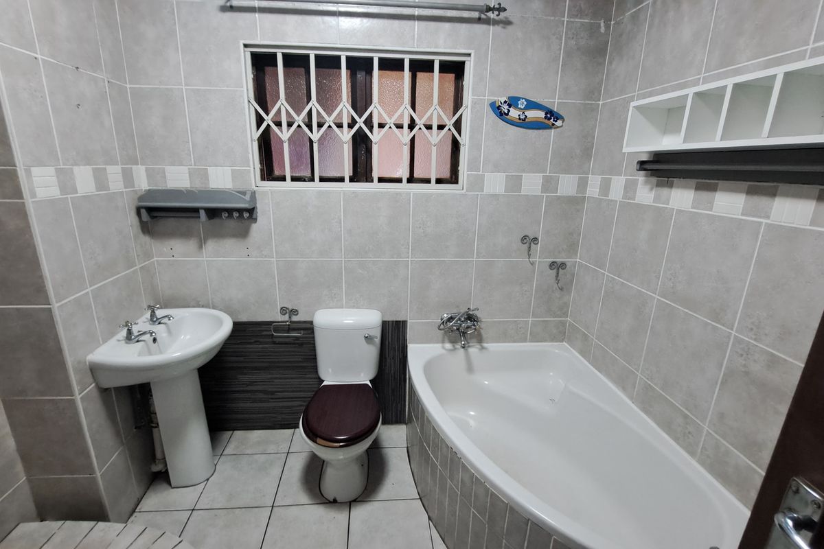 Beautiful 3-Bedroom Home with Pool & Covered Patio for rent in Veld en Vlei, Richards Bay - Photo 5