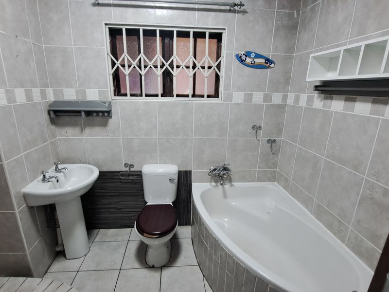 Beautiful 3-Bedroom Home with Pool & Covered Patio for rent in Veld en Vlei, Richards Bay - Photo 5