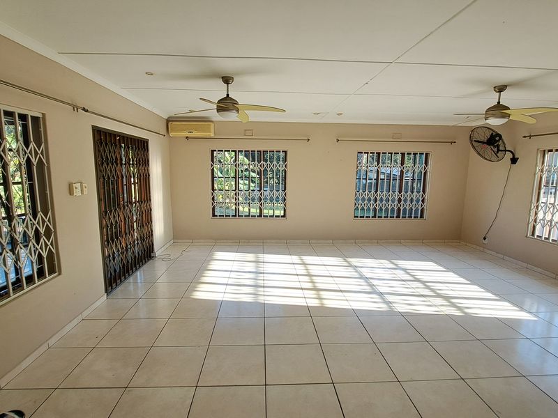 Beautiful 3-Bedroom Home with Pool & Covered Patio for rent in Veld en Vlei, Richards Bay - Photo 3