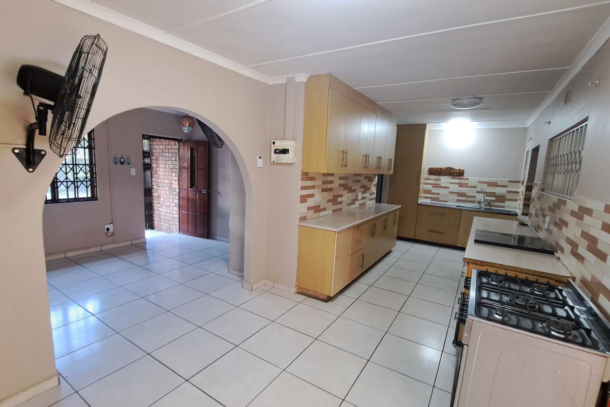 Beautiful 3-Bedroom Home with Pool & Covered Patio for rent in Veld en Vlei, Richards Bay - Photo 4