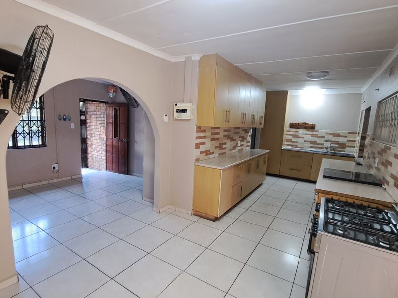 Beautiful 3-Bedroom Home with Pool & Covered Patio for rent in Veld en Vlei, Richards Bay - Photo 4