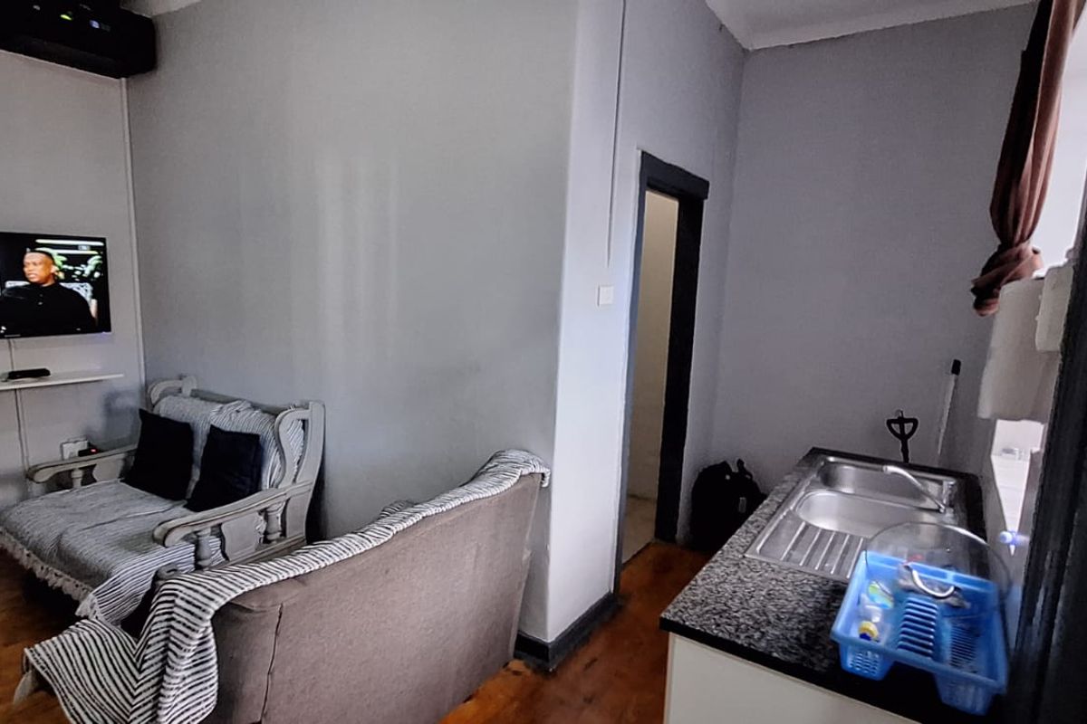 CALLING ALL INVESTORS : ESTABLISHED STUDENT ACCOMMODATION FULLY ACCREDITED WITH NSFAS - Photo 4