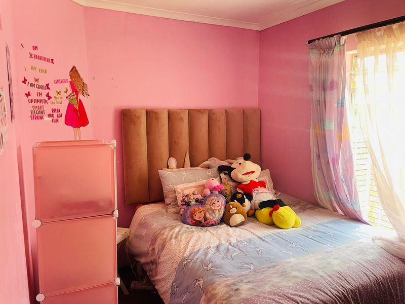 Spacious 3-Bedroom Family Home in Die Hoewes - Photo 9