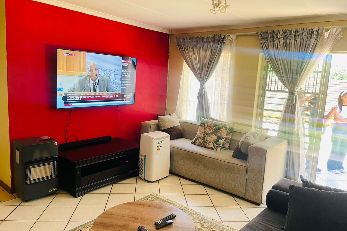 Spacious 3-Bedroom Family Home in Die Hoewes - Photo 4