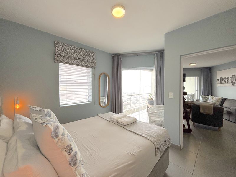 Stylish Coastal Living – Fully Renovated & Move-In Ready - Photo 10