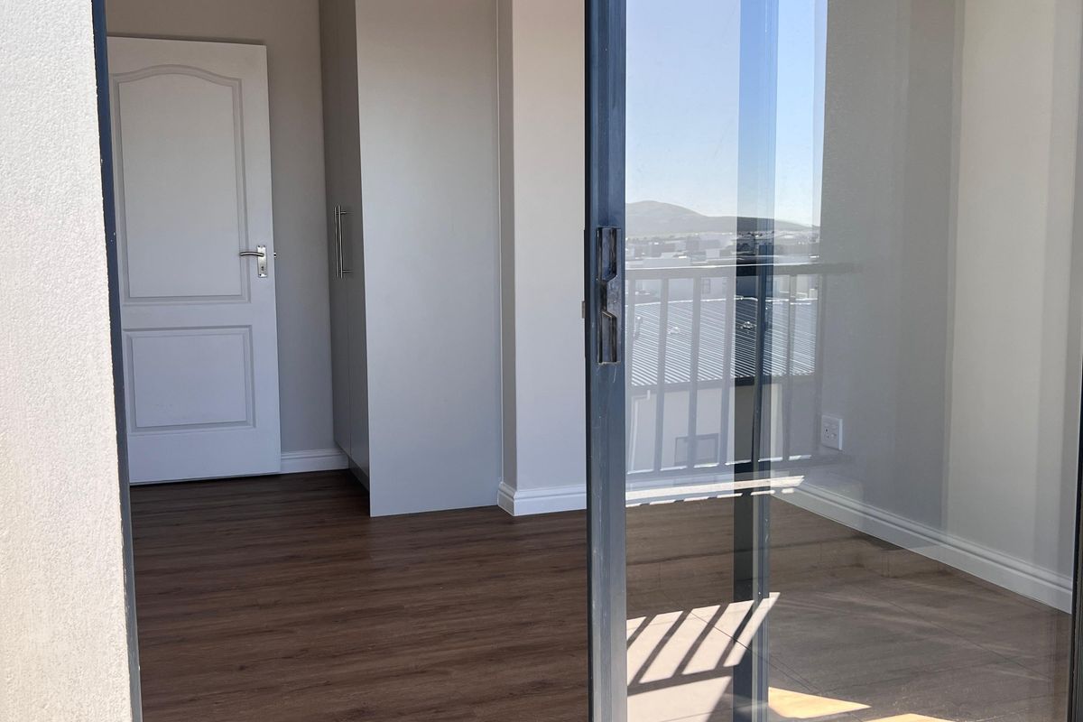 Stunning  3 Bedroom Apartment To Let in Sandown Available 1 July 2026 - Photo 4