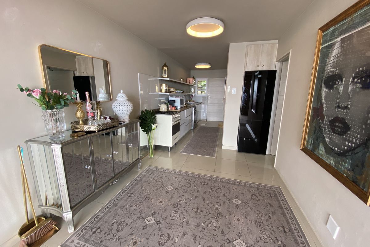 Modern Beachfront Apartment with Spectacular Sea Views – Westbrook - Photo 3