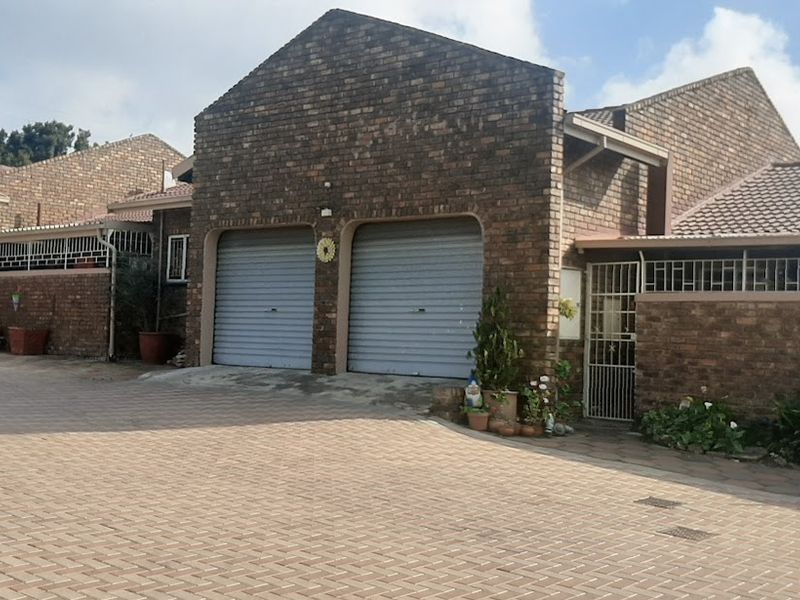 Family Simplex with Double Garage & Garden - Photo 1