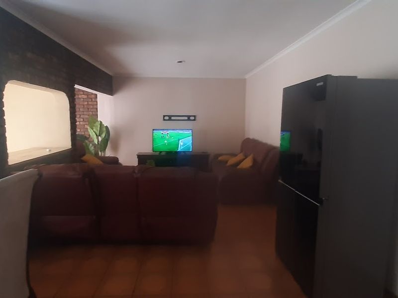 Family Simplex with Double Garage & Garden - Photo 6