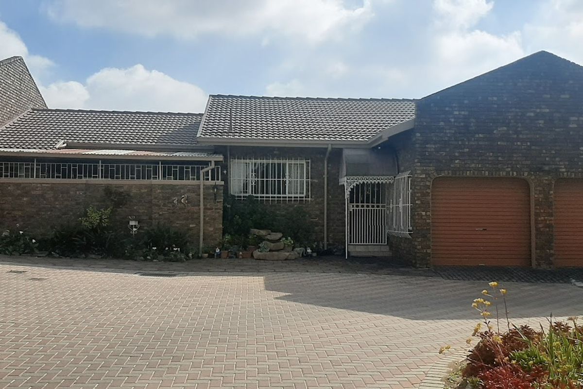 Family Simplex with Double Garage & Garden - Photo 2
