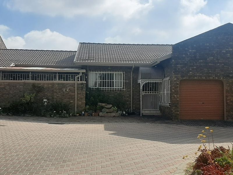 Family Simplex with Double Garage & Garden - Photo 2