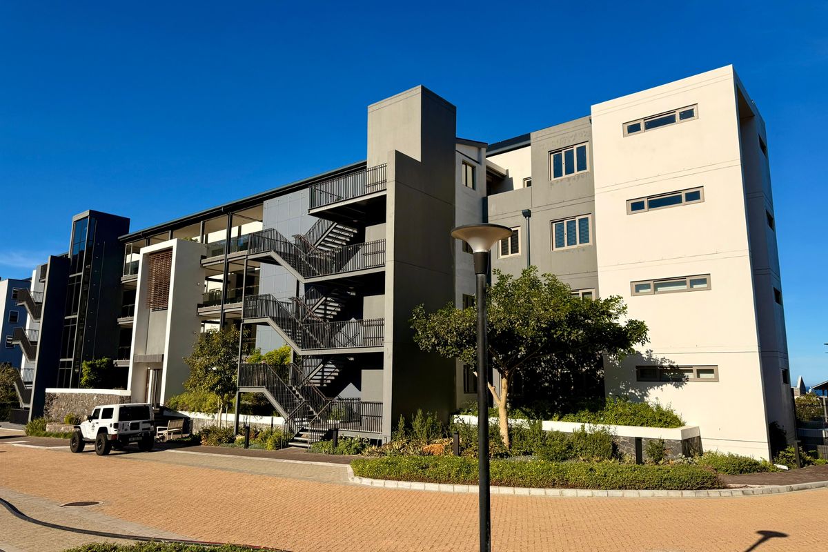 1 Bedroom Spacious, Stylish Apartment in Secure Luxury Harbour Bay Retirement Resort - Photo 2