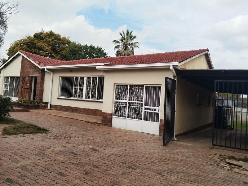 3 Bedroom House to Rent @ Rembrandt park - Photo 1