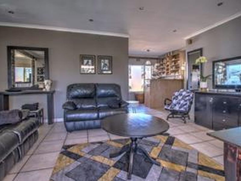 Ultimate Indoor-Outdoor Living Home - Photo 6