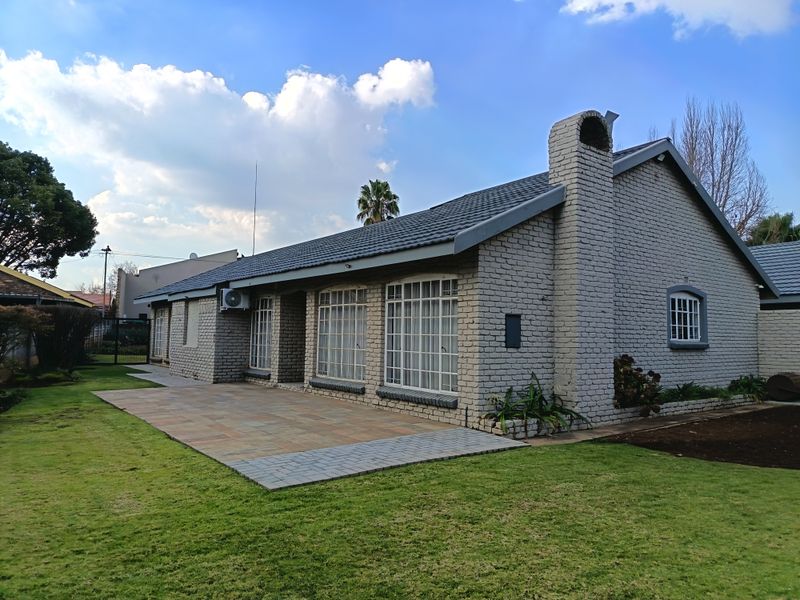 Extremely neat family home with flatlet and pool - Photo 1