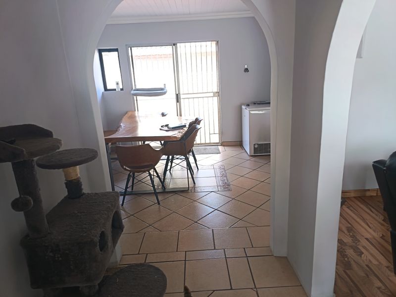 Extremely neat family home with flatlet and pool - Photo 5