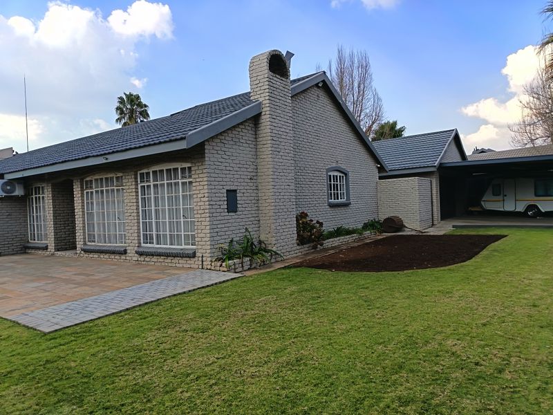 Extremely neat family home with flatlet and pool - Photo 3