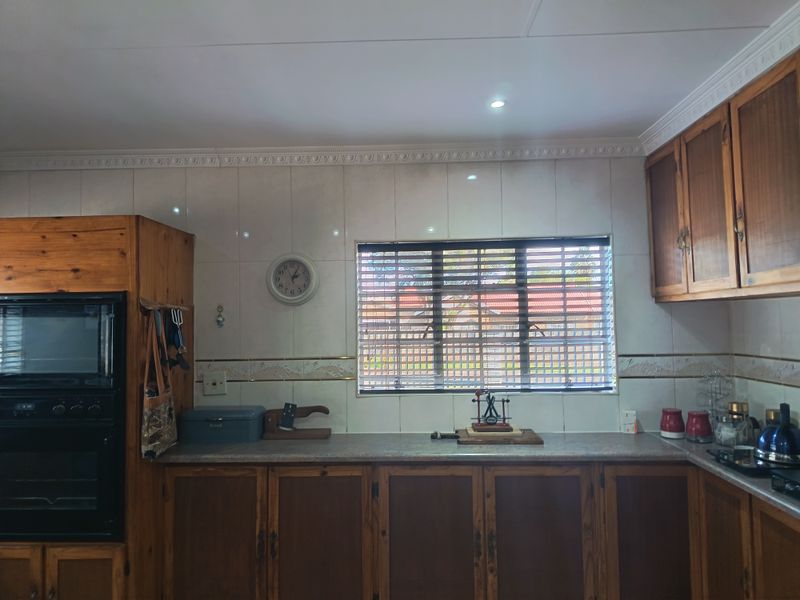 Extremely neat family home with flatlet and pool - Photo 10