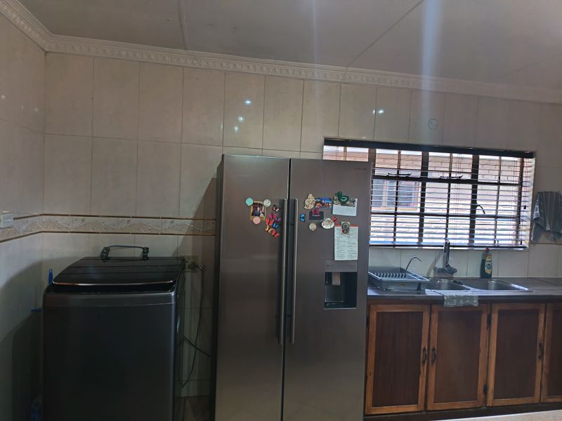Extremely neat family home with flatlet and pool - Photo 9