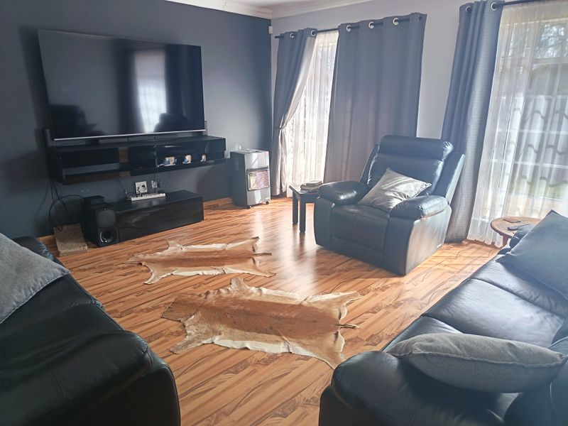 Extremely neat family home with flatlet and pool - Photo 7