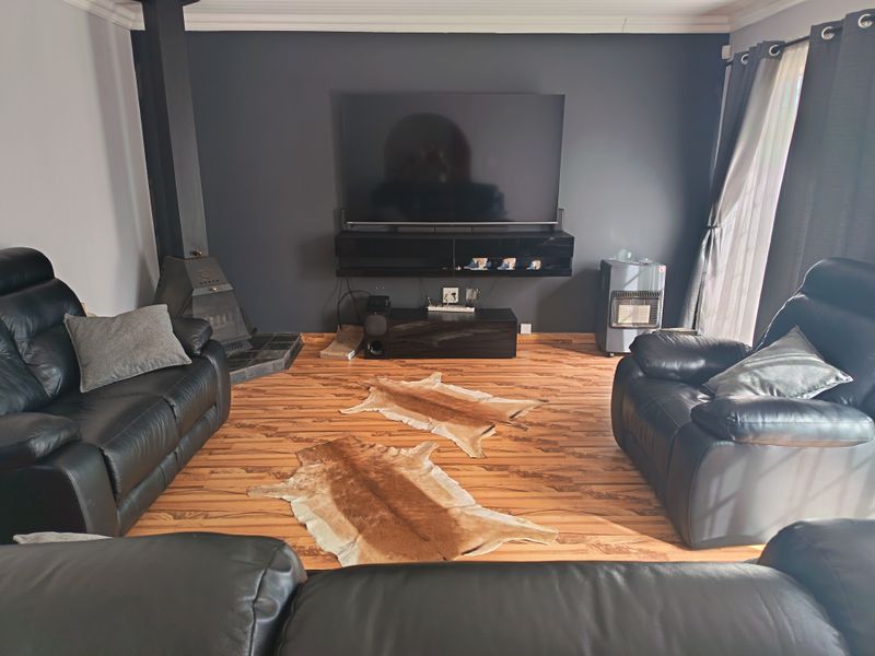 Extremely neat family home with flatlet and pool - Photo 6