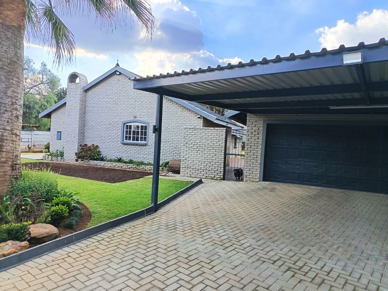 Extremely neat family home with flatlet and pool - Photo 4