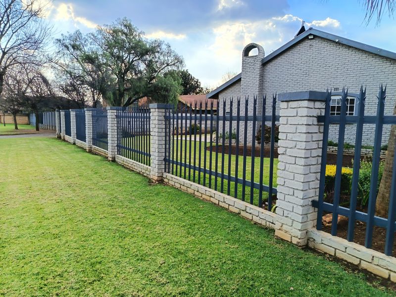 Extremely neat family home with flatlet and pool - Photo 2