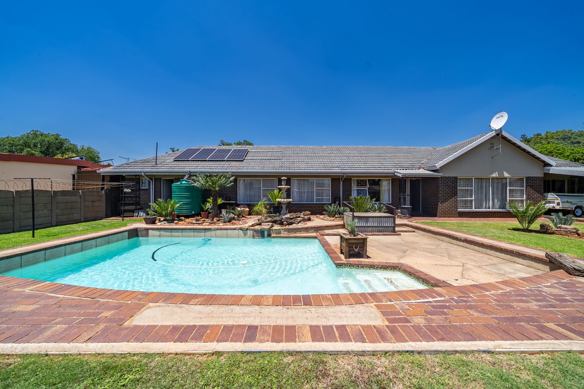 4 Bedroom House For Sale In Parkrand - Photo 2