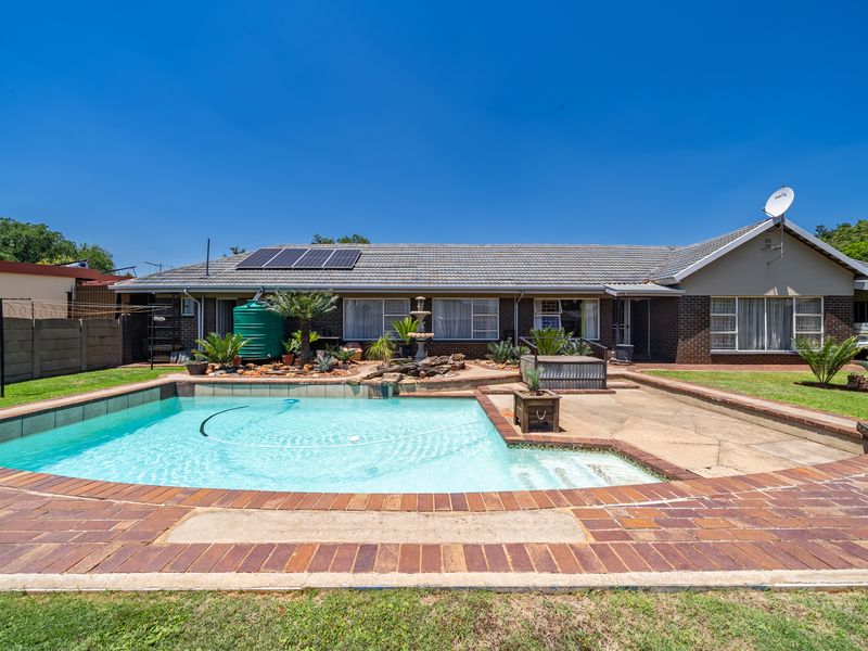4 Bedroom House For Sale In Parkrand - Photo 2