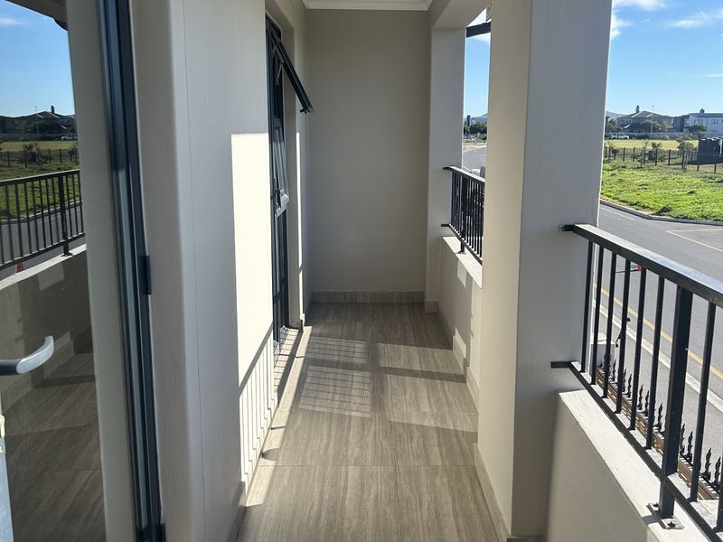 Newly Renovated 2 Bedroom 2 Bath apartment - Photo 8