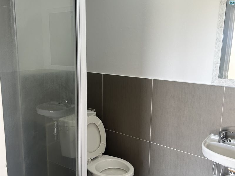 Newly Renovated 2 Bedroom 2 Bath apartment - Photo 6