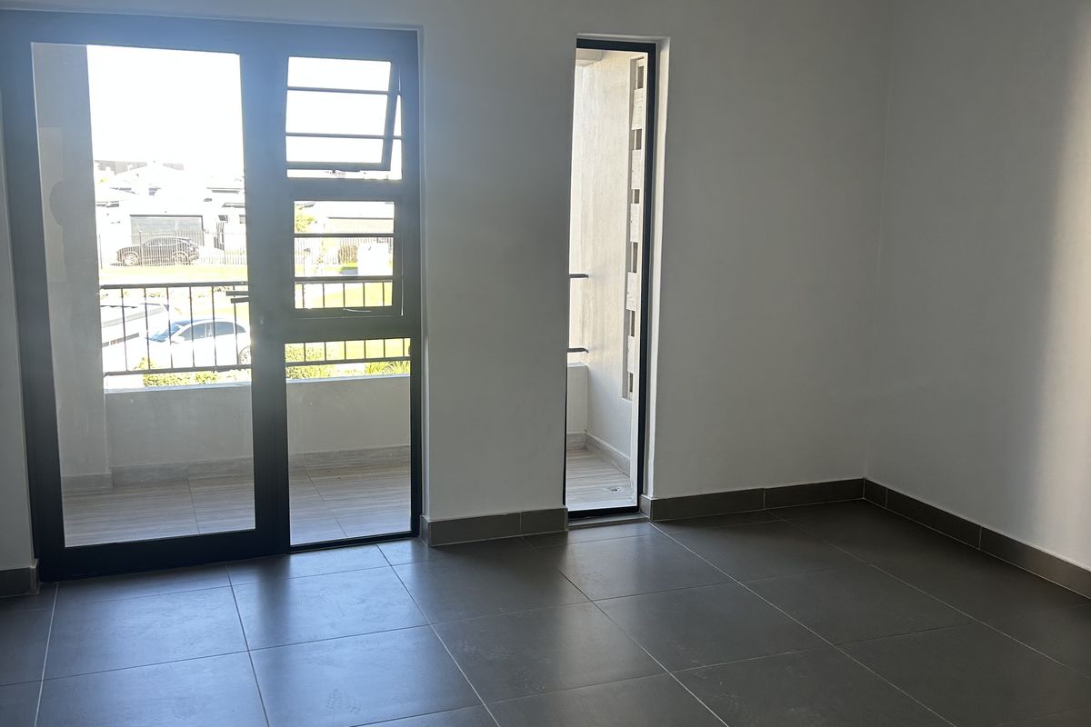 Newly Renovated 2 Bedroom 2 Bath apartment - Photo 2