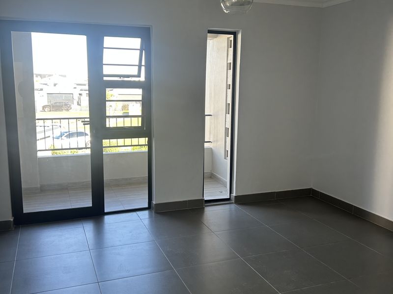 Newly Renovated 2 Bedroom 2 Bath apartment - Photo 2