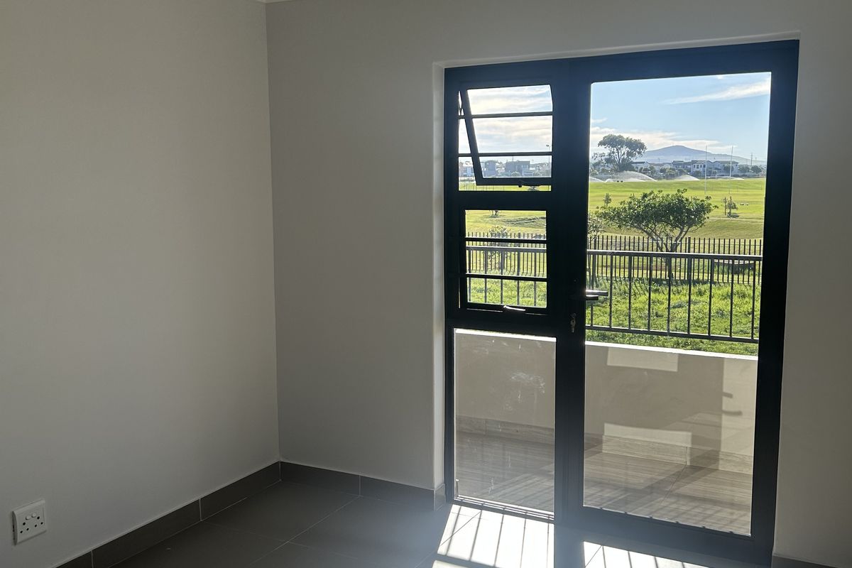 Newly Renovated 2 Bedroom 2 Bath apartment - Photo 4